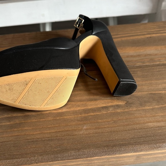 Black Aldo chunky heels with gold heart accent buckle. - Picture 4 of 4